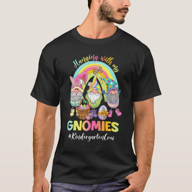 Hängning med min Gnomies Kindergarten Crew Påsk E T Shirt (Framsida)