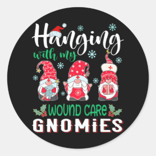 Hängning med min vårdsgrupp Gnomies sjuksköterska Runt Klistermärke