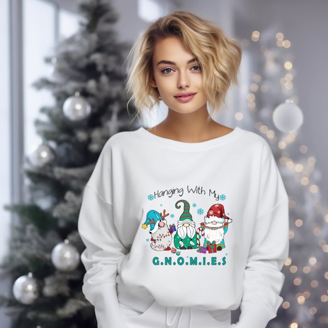 Hängning med mina vintergarnomier t shirt (Skapare uppladdad)