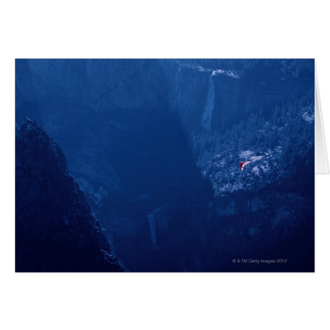 Hängningglidflygplan ovanför berg hälsningskort (Framsidan Horizontal)