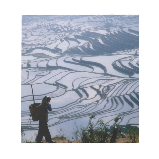 Hani flicka bärande korg med ris terrass, anteckningsblock (Framsida)