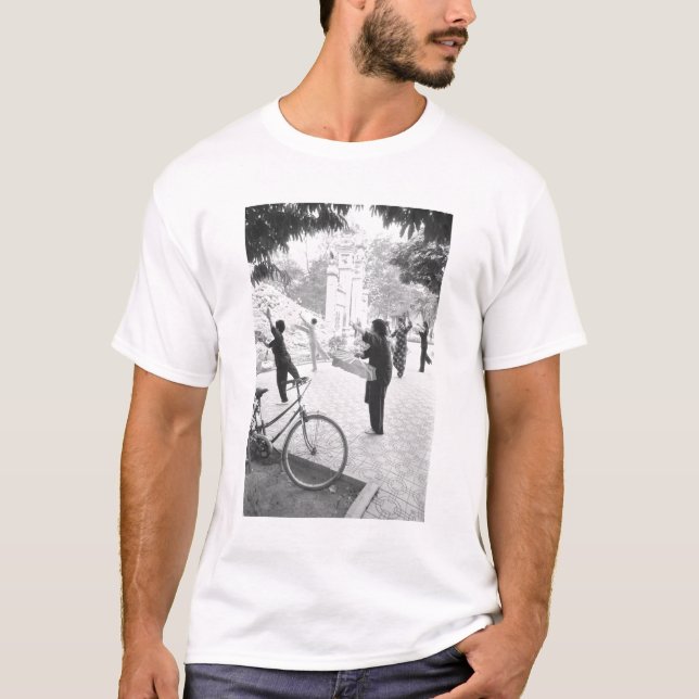 Hanoi Vietnam, Morgonträningar av Hoan Kiem Tee Shirt (Framsida)