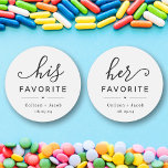 "Hans Favorite" Bröllopsstiftare Runt Klistermärke<br><div class="desc">"Hans Favorit." Anpassa dina favoriter,  med "hans" favoritgodis,  mellanmål,  choklad etc.,  med din namn och dejt i en söt och modern design. Använda för bröllop,  möhippa,  förlovningsfest osv. "Hennes favoriter" finns i min "Hans   Hers"-samling. {image by freepik}</div>