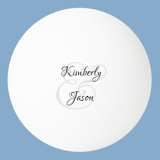 Hans och hennes namn i vacker svart och grå skrivs pingisboll (Skapare uppladdad)