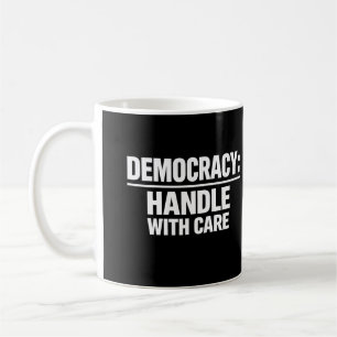 Hantera demokrati med försiktighet kaffemugg