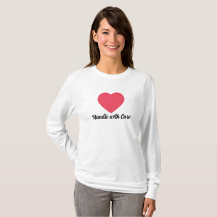 Hantera med försiktighet Rött hjärta med svart t Shirt