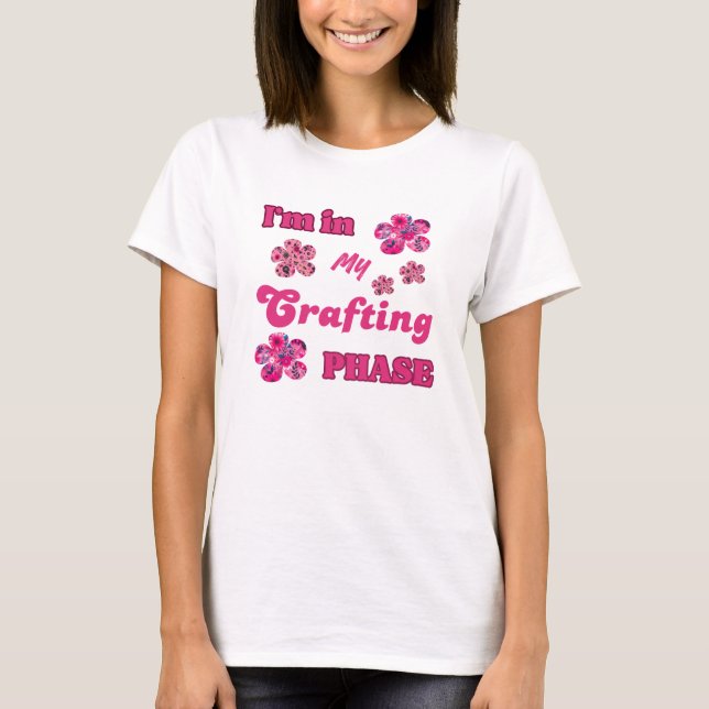 Hantverksfasen i het rosa typografi  t shirt (Framsida)