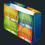 Hanukkah 4 Colorful Menorahs Peace Kärlek Light<br><div class="desc">"Fred, kärlek och ljus." En närbild med 4 ljusa bildmenorahs (gult, blått, grönt och rött) med färgad hjälper dig att sätta igång helgdag av Hanukkah. Känn julhelgens värme och glädje när du användor den här söta och roligt anpassningsbarna stor storlek presentväska. Sparka blå faux glitter lägger till sidorna. Matchningskort, porto,...</div>