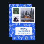 HANUKKAH ANPASSNINGSBAR 3 PHOTOS Menorah Star Helg<br><div class="desc">Anpassa det här platta kortet genom att lägga till egen text och foton på framsidan eller baksidan. Det finns ett rutnät framför fotona som gör det enklare att använda storleka foton som du har och behålla dem i ett kvadratiskt format. Du kan ta bort stödrastret eller ändra färgen eller tjockleken...</div>