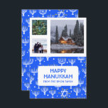 HANUKKAH ANPASSNINGSBAR 3 PHOTOS Menorah Star Helg<br><div class="desc">Anpassa det här platta kortet genom att lägga till egen text och foton på framsidan eller baksidan. Det finns ett rutnät framför fotona som gör det enklare att använda storleka foton som du har och behålla dem i ett kvadratiskt format. Du kan ta bort stödrastret eller ändra färgen eller tjockleken...</div>