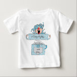 Hanukkah Baby Bra Jersey T-Shirt "Dreidel in Box"<br><div class="desc">Hanukkah Baby Bra Jersey T-Shirt, Blue/Silver "Dreidel in the Box". Anpassa genom att ta bort "8 Crazy Nights... med Robby" och välj ditt favoritteckensnitt stil, färg, storlekt och ordagrant. (Denna design kan tryckas på olika klädesstorlekar, färg och stilar. Priserna kan variera beroende på vad du väljer.) Den söta lilla "Dreidel...</div>