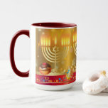 Hanukkah Bevackish Jewish Helgdag Guld Mugg<br><div class="desc">Lycklig Hanukkah Ljus Festival Jewish Helgdag Bevalt. Den judiska Helgdag Chanukah-bakgrunden med traditionella Chanukah-symboler - Hanukkiah med ljus,  trädrömförebilder (spinning top),  nötter,  Menorah,  ljus,  David-stjärnan och ljus tapet mönster. Hanukkah Festival Dekoration. Jerusalem,  Israel. Hem och boende > Köks och mat > Drinkware > Mugg & Kopp</div>