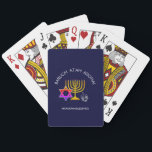 Hanukkah Blessings | BARUCH ATAH ADONAI | Chanukah Casinokort<br><div class="desc">Snyggt, moderna HANUKKAH spelar kort. Design visar en MENORAH-färgad i guld med flerfärgad STAR AV DAVID och silver grått DREIDEL. I toppen finns en böjd text som säger BARUCH ATAH, ADONAI (välsignad är du, O Gud) och under texten står HANUKKAH BLESSINGS. ALL TEXT ÄR ANPASSADE, så att du kan anpassa...</div>