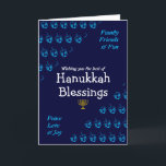 HANUKKAH BLESSINGS HELGKORT<br><div class="desc">Modern blå GREETING CARD vill önska er familj och vänner en Lycklig Hanukkah, som säger WISHING You the BEST OF HANUKKAH BLESSINGS in white typography with FAMILY, FRIENDS & ROLIGT and PEACE, KÄRLEK & JOY in cyan blue typography in the corners. Detta ställs mot bakgrund av cyan blue DREIDELS mot...</div>