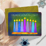 Hanukkah Blue Boho Candles Grönt Peace Kärlek Ligh Julkort<br><div class="desc">"Fred, kärlek och ljus." En lekfull, modern, konstgjord illustration av boho mönster-ljus på en menorah hjälper dig att vaktera helgdag av Hanukkkah. Blåljus med färglöst faux foil mönster täcker över en rik, djup grönt texturerad bakgrund. Faux kopparfolie i mönster på baksidan av grönten. Känn julhelgens värme och glädje när du...</div>