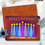 Hanukkah Blue Boho Candles on Red Peace Kärlek Lig Julkort<br><div class="desc">"Fred, kärlek och ljus." En lekfull, modern, konstgjord illustration av boho mönster-ljus på en menorah hjälper dig att vaktera helgdag av Hanukkkah. Blåljus med färglöst faux foil mönster täcker över en rik, djup, nedbränd röd orange och texturerad bakgrund. Faux kopparfolie mönster på en tegelröd bakgrund på baksidan. Känn julhelgens värme...</div>
