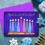 Hanukkah Blue Boho Mönster Candle Peace Kärlek Lig Julkort<br><div class="desc">"Fred, kärlek och ljus." En lekfull, modern, konstgjord illustration av boho mönster-ljus på en menorah hjälper dig att vaktera helgdag av Hanukkkah. Blåljus med färglöst faux foil mönster täcker över en rik, djup blå texturerad bakgrund. Faux shock rosa mönster folie på en kornblommeblå bakgrund på baksidan. Känn julhelgens värme och...</div>