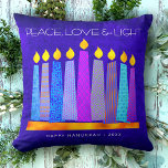 Hanukkah Blue Boho Mönster Candle Peace Kärlek Lig Kudde<br><div class="desc">"Fred, kärlek och ljus." En lekfull, modern, konstgjord illustration av boho mönster-ljus på en menorah hjälper dig att vaktera helgdag av Hanukkkah. Blåljus med färglöst faux foil mönster täcker över en rik, djup blå texturerad bakgrund. Faux shock rosa mönster folie på en kornblommeblå bakgrund på baksidan. Känn julhelgens värme och...</div>
