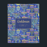 Hanukkah Blue Guld Menorah Star i David Namn Fleecefilt<br><div class="desc">Den här anpassningsbarna har Hanukkkah fleece filet en chic mönster av guld,  grönt och lila menorah och guld Star av David med en blå bakgrund med din familj namn i Faux guld för att personifiera. Dekorera ditt hem i stil! Designad av världsberömd konstnär ©Tim Coffey.</div>