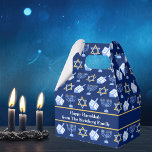 Hanukkah Blue Menorah Dreidel Mönster Anpassningsb Presentaskar<br><div class="desc">Vackra Hanukkah-partyt i söt blue med en coola mönster av judenisstjärnan,  drömidel för roligt Chanukah-spel och den judiska menorah för helgdag. Monogram med ditt eget presentmeddelande från din familj.</div>