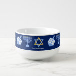 Hanukkah Blue Menorah Dreidel Mönster Chanukah Soppmugg<br><div class="desc">Vackra Hanukkah soppa-skålen i söt blå med en coola mönster av judenisstjärnan,  drömidel för roligt Chanukah-spel och den judiska menorah för helgdag.</div>