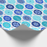 Hanukkah Blue Snöflingor Presentpapper<br><div class="desc">Den här pappra inslagningen av Hanukkah har ett söt blått Snöflingor helgdag Hanukkah mönster. Mönster har tre ord "Lycklig Hanukkah",  "Shine Bright" och "Joy & Peace" i vackert skrollserif-teckensnitt. Det finns 11 olika snöflingor med 6 färg blå. Du kan göra mönster på inslagningen papper mindre eller större.</div>