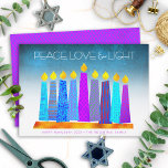 Hanukkah Boho Candles Peace Kärlek Light Turcos Julkort<br><div class="desc">"Fred, kärlek och ljus." En lekfull, modern, konstgjord illustration av boho mönster-ljus på en menorah hjälper dig att vaktera helgdag av Hanukkkah. Blåljus med färglöst faux foil mönster täcker över en turkoshöjning till vit texturerad bakgrund. Faux shock rosa diamant mönster folie på en kornblomblå lila på baksidan. Känn julhelgens värme...</div>