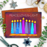 Hanukkah Boho Mönster Candles Peace Kärlek Light R Julkort<br><div class="desc">"Fred, kärlek och ljus." En lekfull, modern, konstgjord illustration av boho mönster-ljus på en menorah hjälper dig att vaktera helgdag av Hanukkkah. Blåljus med färglöst faux foil mönster täcker över en rik djup, röd orange med texturerad bakgrund. Faux koppardiamant mönster på en tegelröd bakgrund på motsatt sida. Känn julhelgens värme...</div>