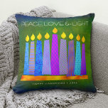 Hanukkah Bold Blue Candles Grönt Peace Kärlek Ligh Kudde<br><div class="desc">"Fred, kärlek och ljus." En lekfull, modern, konstgjord illustration av boho mönster-ljus på en menorah hjälper dig att vaktera helgdag av Hanukkkah. Blåljus med färglöst faux foil mönster täcker över en rik, djup grönt texturerad bakgrund. Faux kopparfolie mönster på rikens mörk grönt bakgrund för baksidan. Känn julhelgens värme och glädje...</div>
