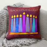 Hanukkah Bold Blue Candles on Red Peace Kärlek Lig Kudde<br><div class="desc">"Fred, kärlek och ljus." En lekfull, modern, konstgjord illustration av boho mönster-ljus på en menorah hjälper dig att vaktera helgdag av Hanukkkah. Blåljus med färglöst faux foil mönster täcker över en rik, djup, nedbränd röd orange och texturerad bakgrund. Faux kopparfolie mönster på en tegelröd bakgrund på baksidan. Känn julhelgens värme...</div>