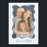 Hanukkah Bow | Blått och vitt fotohanukkah-kort<br><div class="desc">De här vackra magnetiska Hanukkah-korten har ditt favoritfoto i ett trendig. Blått vågigt ram med en viskbuk,  på en vit bakgrund. Modern manus säger "Kärlek and Light".</div>