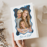 Hanukkah Bow | Vågigt Blue and White Photo Ram Helgkort<br><div class="desc">De här fina,  vikta Hanukkah-korten har ditt favoritfoto i ett trendig. Blått vågigt ram med en viskbuk,  på en vit bakgrund. Modern manus säger "Kärlek och ljus",  och det finns utrymme för ett personligt budskap inuti.</div>