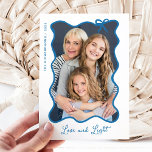Hanukkah Bow | Vågigt Blue and White Photo Ram Julkort<br><div class="desc">De här vackra Hanukkah-korten har ditt favoritfoto i ett trendig,  blått vågigt ram med en viskbuk,  på en vit bakgrund. Modern manus säger "Kärlek och ljus" och det finns utrymme för ett personligt budskap på baksidan.</div>
