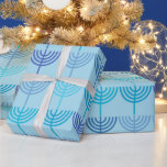 Hanukkah Chanukah Chanukkiah Menorah Mönster Blue Presentpapper<br><div class="desc">Hanukkah Chanukah Chanukkiah Menorah Mönster i Blue. Nyligen modern,  minimalistisk geometrisk utformning för den judiska festivalen i ljus. Av Kierkegaard Design Studio.</div>