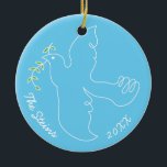 Hanukkah "Chanukah Dove" Circle Ornament<br><div class="desc">Hanukkah "ChanukahDove" Circle Ornament. (2 sidor) Anpassa genom att ta bort text på utsmyckningens framsida och baksida. Skriv sedan in ditt eget ord i ditt favoritteckensnitt färg, storlekt och stil. Tack för att du stannade och shoppade förbi. Mycket uppskattat! Lycklig Chanukah/Hanukkah! Ge träd mycket mer helgdag med en anpassningsbar keramisk...</div>