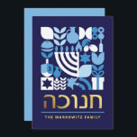 Hanukkah Chanukah Menorah Jewish Stars Dreidel Hol Julkort<br><div class="desc">Hanukkah/Chanukah Blue White Modern Geometric Mönster Card med Faux Gold Foil. Menorah, Dreidel, Donuts, Stars och olivolja... De är alla här. Hebreiska och judiska Hanukkah-symboler blanksteg för att lägga till personligen på framsidan och baksidan. Lycklig Hanukkah önskemål. Hebreen på framsidan säger "Chanukah". Detta storskaliga, vackra, utseende är ett underbart sätt...</div>