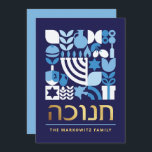 Hanukkah Chanukah Menorah Jewish Stars Dreidel Hol Julkort<br><div class="desc">Hanukkah/Chanukah Blue White Modern Geometric Mönster Card med Faux Gold Foil. Menorah, Dreidel, Donuts, Stars och olivolja... De är alla här. Hebreiska och judiska Hanukkah-symboler blanksteg för att lägga till personligen på framsidan och baksidan. Lycklig Hanukkah önskemål. Hebreen på framsidan säger "Chanukah". Detta storskaliga, vackra, utseende är ett underbart sätt...</div>