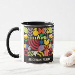 Hanukkah Chanukah Menorah Personlig Mugg<br><div class="desc">Hanukkah/Chanukah Colorful Modern Geometric Mönster Mugg med Menorah, Dreidel, Donuts, Stars & Olive-olja. Hebreiska och judiska Hanukkah-symboler blanksteg för att lägga till personligen. Lycklig Hanukkah önskemål. Den här storskaliga, vackra, utseendet är en underbar gåva att önska vänner, familj och kunder, en mycket Lycklig Hanukkah/Chanukah. Om du vill se en ändring...</div>