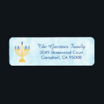 Hanukkah Chanukah Menorah Returadress Etikett<br><div class="desc">En enkel utformning av en guld-menorah som håller mörk och ljusblå ljus. Bakgrunden är en ljusblå vattenfärg som tvättar. De här är trevliga mot användan för dina Hanukkah-kort.</div>