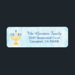Hanukkah Chanukah Menorah Returadress Etikett<br><div class="desc">En enkel utformning av en guld-menorah som håller mörk och ljusblå ljus. Bakgrunden är en ljusblå vattenfärg som tvättar. De här är trevliga mot användan för dina Hanukkah-kort.</div>