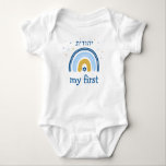 Hanukkah Cute Personlig HEBREW Menorah Rainbow T Shirt<br><div class="desc">Personalisera detta Baby först Chanukah Rainbow Menorah Chanukah . Hanukkah Baby Bodykostym. Den populära regnbågskonstruktionen som flippar över för att bli en helig Hanukkah/ Chanukah-menorah på motsidan får alla att le! Denna berömvärda gåva är ett roligt sätt att fira nyfödd bebis och Hanukkahs Helgdag. All text kan vara personlig/ändrad för...</div>