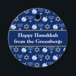 Hanukkah Dreidel Menorah Blue Anpassningsbar Party Gåvor Etiketter<br><div class="desc">Vackra Hanukkah-partiet föredrar märkre i söt blå med en coola mönster av judenisstjärnan,  drömidel för roligt Chanukah-spel och den judiska menorah för helgdag. Anpassa dina presenter med din familj namn.</div>