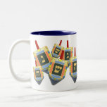 Hanukkah Dreidel Mugg<br><div class="desc">Ge själv eller toppen i ditt liv är en underbar vintergåva. Fira Hanukkah-helgdag med dessa färgstarka drömmar som snurrar i en lekfull käpp.</div>