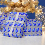 Hanukkah Dreidels Blue Mönster personaliserar dett Presentpapper<br><div class="desc">Dansa Dreidels i blått bildar en glad mönster på Hanukkah som omsluter för barn eller vuxnor för papper perfekt. Ta upp åtta kvällar av Chanukah-roligten med färg i blått, vitt och silver med två blanksteg för din egen text, som också kan tas bort för Dreidel-presentfigursättning. Anpassa varje rulle med mottagarens...</div>
