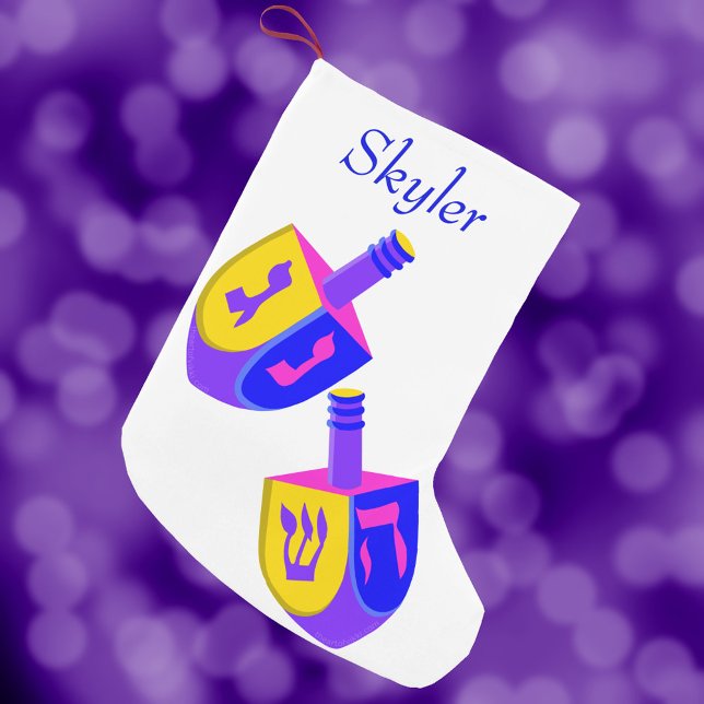 Hanukkah Dreidels Colorful Chrismukah För barn Liten Julstrumpa (Colorful dreidels are a fun option for interfaith families celebrating both Christmas and Hanukkah)