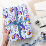 Hanukkah Dreidels Colorful Mönster Personlig Presentpapper<br><div class="desc">Denna färgstarka Hanukkah Dreidels mönster-omslutning papper är personlig med ditt namn och kort-meddelande. Den här typen av Dreidel-presentfigursättning är lätt att anpassa och har mitt originalverk, två roterande toppar i klara skuggor av blått, lila, rosa och gult för en oväntad roligt. Om du sätter på en vit bakgrund med utspridda...</div>
