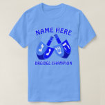Hanukkah Dreidels i den gulliga Dreidel för blått T Shirt<br><div class="desc">Tillfoga ett namn till denna roliga skjorta för den Dreidel mästareHanukkah utslagsplatsen för en personliggåva eller som lite en fest för dig. Den djärva grafiska designen av tvåna Dreidels i ljust skuggar av blått, och vit inkluderar en mall för ditt namn över med "den nedanföra Dreidel mästare", som kan också...</div>