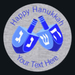 Hanukkah Dreidels in Blue Cheerful Kids Design Runt Klistermärke<br><div class="desc">Använda den här roligten runt Hanukkah-klistermärken som party favors, för att klä ut en gåva paket, för att försegla kuvert eller något annat som DIY själv kan föreställa sig. Dubblan Dreidel-designen i vitt och ljust blues är min originalteckning, så de här Chanukah-klistermärkena är ett i taget. Sätt på faux bling...</div>