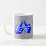 Hanukkah Dreidels in Blue Kids Add your Name Rolig Kaffemugg<br><div class="desc">Roligten Hanukkah mugg i pulserande blues mot en faux silver-bakgrund gör en roligt-gåva för barn... och vuxnor. Lägg till ditt namn i helgdag mugg med hjälp av den enkla textmallen eller rensa texten om du vill ha muggar utan text. Den ursprungliga dubblan Dreidel-designen som visar alla fyra sidorna av en...</div>