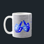 Hanukkah Dreidels in Blue Kids Add your Name Rolig Kaffemugg<br><div class="desc">Roligten Hanukkah mugg i pulserande blues mot en faux silver-bakgrund gör en roligt-gåva för barn... och vuxnor. Lägg till ditt namn i helgdag mugg med hjälp av den enkla textmallen eller rensa texten om du vill ha muggar utan text. Den ursprungliga dubblan Dreidel-designen som visar alla fyra sidorna av en...</div>